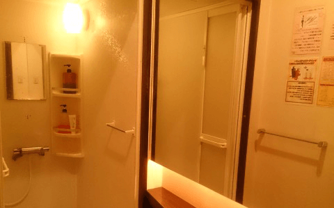 シャワールームはボディソープ・リンスインシャンプー・洗顔付き。大型の鏡とゴミ箱付きの棚もあるので身だしなみにも便利。