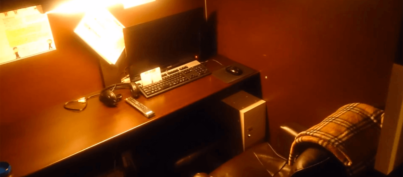 個室はパソコンの他にヘッドホン・リモコン・ひざ掛けをご用意。